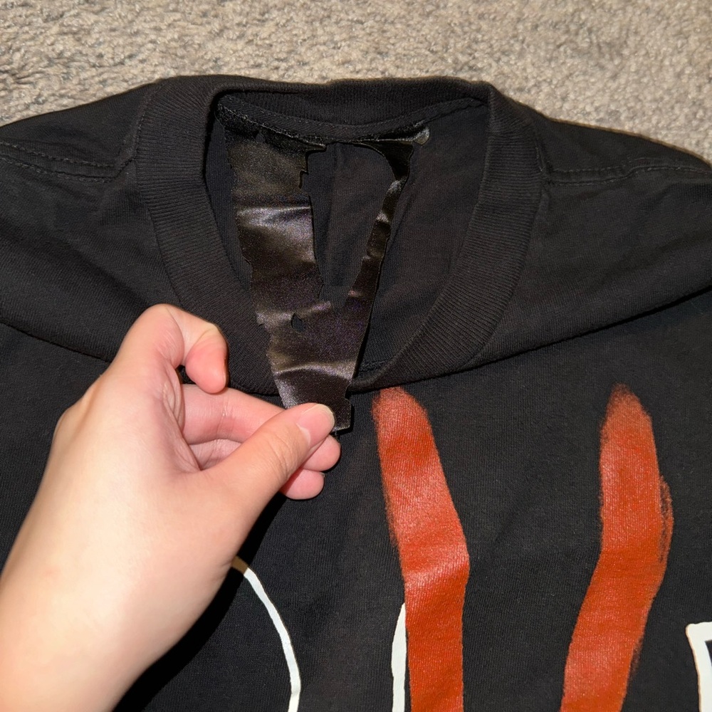 vlone love t-shirt - Picture 3 of 3